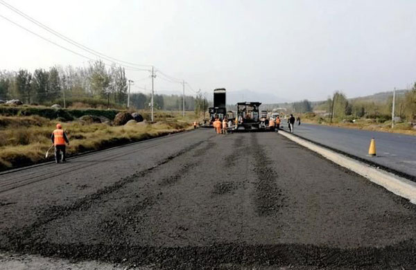 鋼渣鋪城的道路